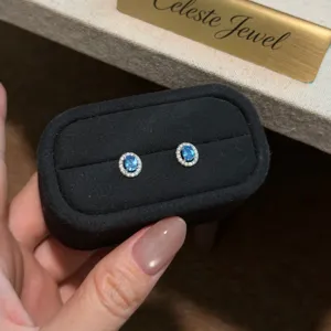 Detailansicht von S925 Sterling Silber ovalen blauen Zirkonia Ohrringen mit funkelnden Steinen.