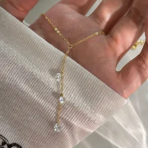 Collier lariat larme de sirène en argent vue de détail avec chaîne fine et pierres
