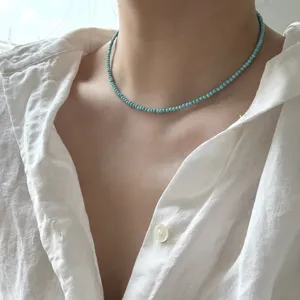 Nahaufnahme der mintgrünen Türkis Perlen Halskette Detail elegant minimalistischer Stil.