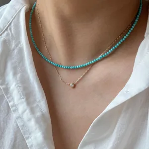 Nahaufnahme Detail der Sterlingsilber Türkis Perlenkette mit geschichteter Diamantkette.