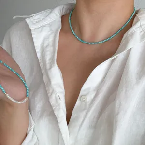 Türkis Perlen Halskette Detailansicht, minimalistische mintgrüne Edelstein Schlüsselbeinkette.