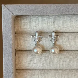 Boucles d'oreilles clous perle fleur de lis vintage en argent S925 et brillants.