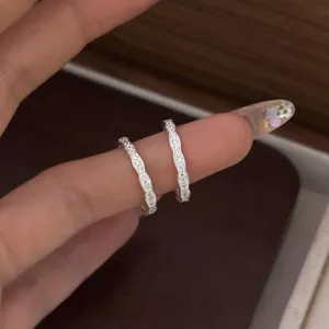 Bague géométrique en argent avec pierres étincelantes, design exquis et tendance.