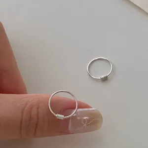 Boucles d'oreilles créoles à ressort en argent sterling S925 et puces d'oreilles minimalistes.