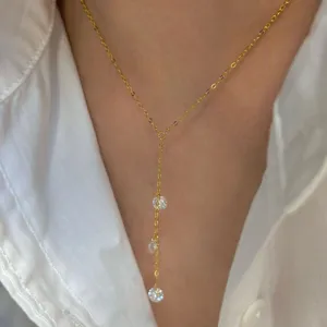 Détail de collier ras du cou à pampilles en Y, élégant bijou argenté pour femme au quotidien.