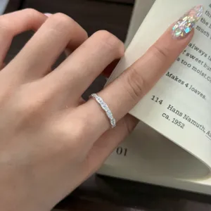 Bague géométrique ondulée pavée en argent sterling S925, bijou délicat et scintillant.