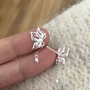 S925 Silber Hohl Butterfly Quasten Ohrringe Eleganter Asthetischer Schmuck Detail