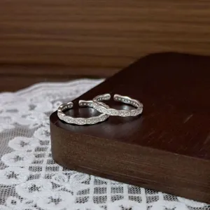 Gros plan détaillé de bagues ouvertes en argent sterling S925 avec diamants pavés, chic.