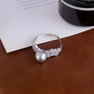 Bague perle argent S925 avec zircons scintillants, design minimaliste et élégant.