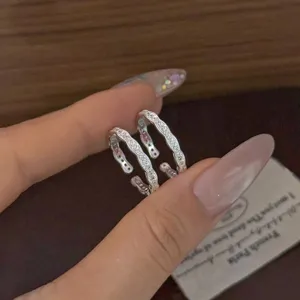 Vue détaillée de la bague vague en argent sterling pavée de beaux strass scintillants.