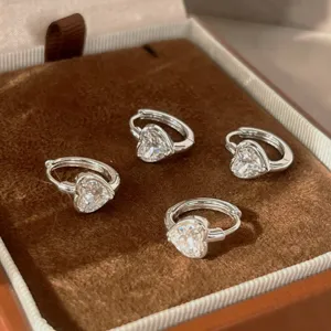Boucles d'oreilles créoles cœur en argent sterling S925, détail scintillant et finition polie.
