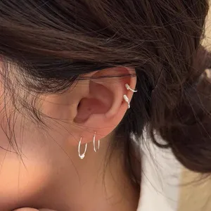 Boucles d'oreilles créoles en argent, vue détaillée, design minimaliste chic quotidien.