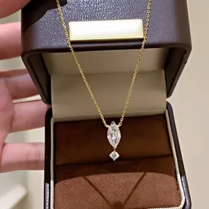Collier pendentif goutte marquise, chaîne clavicule luxe argent S925 vue détaillée.