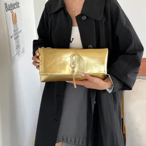 Sac pochette enveloppe en cuir PU doré pour femme, idéal pour le travail et les soirées chic.