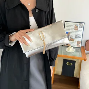 Sac pochette en cuir PU métallisé argenté pour femme, élégant sac de soirée avec pompon.