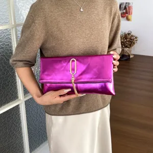 Sac clutch enveloppe en PU rose metallique avec detail anneau dore, style chic feminin.