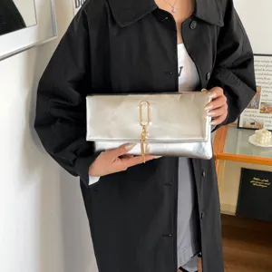 Vue detaillee de la pochette enveloppe metallique argentine avec anneau dore et pampille.