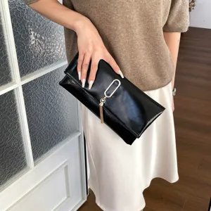 Pochette portefeuille noire en PU avec détail anneau en métal et gland, idéale pour le travail.