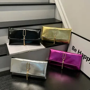Élégant sac pochette enveloppe en cuir PU pour femme, design brillant métallisé avec pompon.