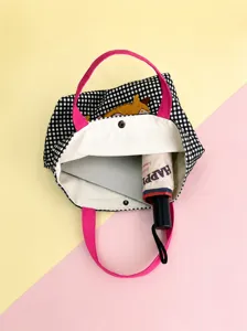 Schicke Karomustertasche aus Canvas mit Hundebestickung, geräumig für Laptop und Büro.