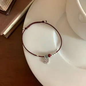 Détail de bracelet tressé en corde rouge de petit mouton mignon en argent sterling, bijoux.