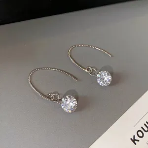 Boucles d'oreilles pendantes facettées en argent S925, détail minimaliste et étincelant.