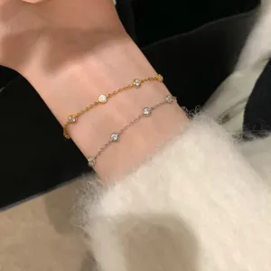 Detaillierte Nahaufnahme des eleganten S925 Silber geschichteten Armbands mit Zirkonia am Handgelenk.