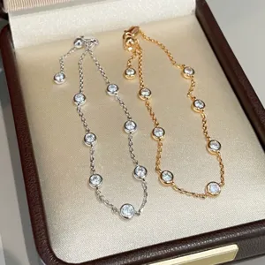 Nahaufnahme von silbernen und goldenen Zirkon-Armbändern mit Krappenfassung im Etui