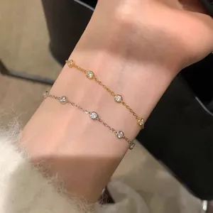 Zartes S925 Silber Bubbles Zirkon Armband, elegante stapelbare Handgelenk Schmuck Detail Ansicht.
