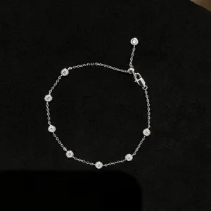 Nahaufnahme eines funkelnden Silberarmbands mit facettierten Zirkonia-Steinen im Detail.