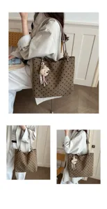 Borsa shopper in tela a pois autunnale casual con ciondolo a coniglietto per le donne.