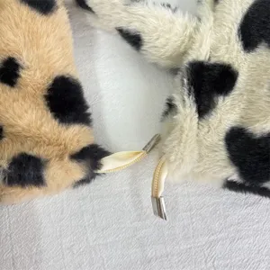 Dettaglio borsa in peluche con pelliccia sintetica morbida e stampa animalier con coulisse.