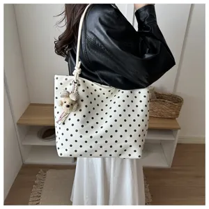 Borsa a tracolla in tela a pois elegante con ciondolo a forma di orsetto carino per casual.