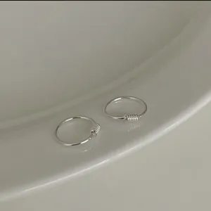 Boucles d'oreilles créoles ressort en argent sterling S925, bijou cartilage épuré.