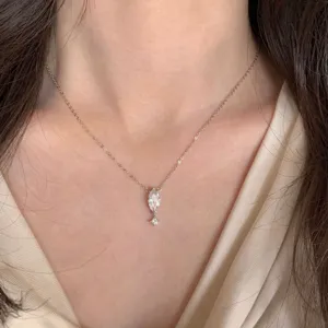 Vue détaillée mettant en valeur le pendentif diamant marquise et la chaîne en argent.