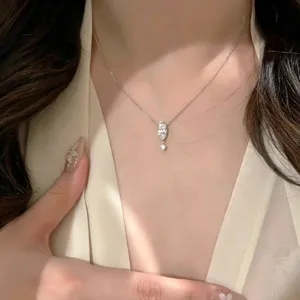 Collier ras de cou délicat en argent S925 avec pendentif diamant marquise scintillant.