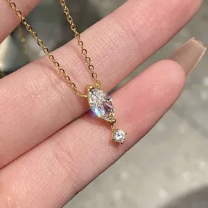 Détail en gros plan du collier de diamant flottant marquise en argent S925, pendentif larme.