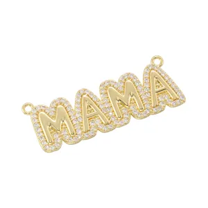 Λεπτομερής εικόνα του χρυσού μενταγιόν MAMA με λαμπερές πέτρες ζιρκονίου υψηλής ποιότητας.