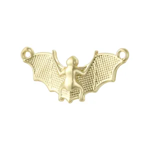 Vue détaillée pendentif chauve-souris dorée, composant de bijoux Halloween à double anneau.