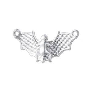 Gros plan détaillé du pendentif connecteur chauve-souris argenté pour bijoux Halloween.