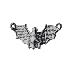 Gros plan détaillé du connecteur de charme d'aile de chauve-souris en métal pour bijoux.