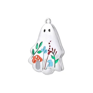 Détail du pendentif fantôme avec un joli design de fleurs et champignons en émail.