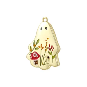 Pendentif fantôme doré créatif avec fleurs émaillées, charmant bijou d'Halloween.