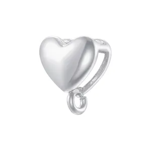 Primo piano dettagliato di un ciondolo a cuore bombato color argento, ideale per gioielli.