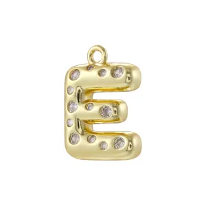 Ciondolo a lettera E color oro paffuto pavimentato con pietre di zircone trasparente per gioielli.