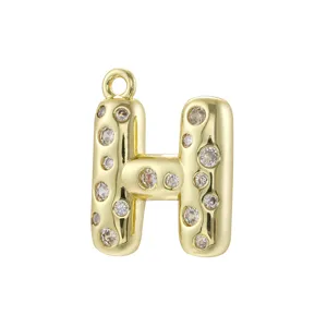 Ciondolo lettera H a bolla placcato oro, rame intarsiato con pietre di zircone lucide.