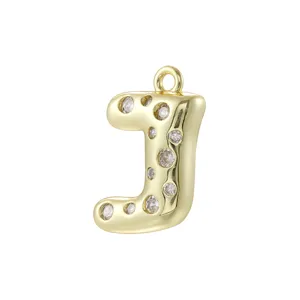 Dettaglio ciondolo lettera J a bolla in zircone oro, ciondolo alfabeto cicciottello DIY.