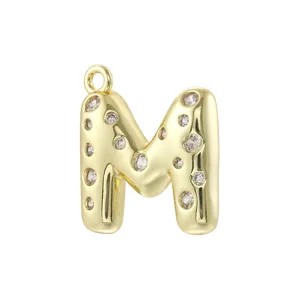 Ciondolo charm lettera M a bolla paffuta in rame dorato con zircone per gioielli fai da te.