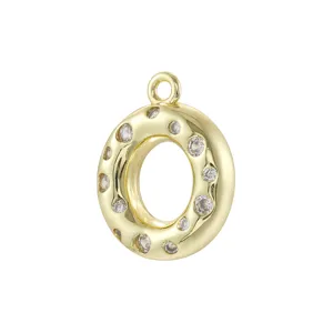 Ciondolo Lettera O Gonfio Oro Zirconia Bolla Charm Gioiello Vista Di Dettaglio Ravvicinata
