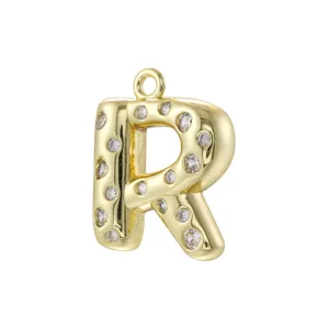 Pendente con lettera R placcata oro, design in rame con zirconi cubici scintillanti.